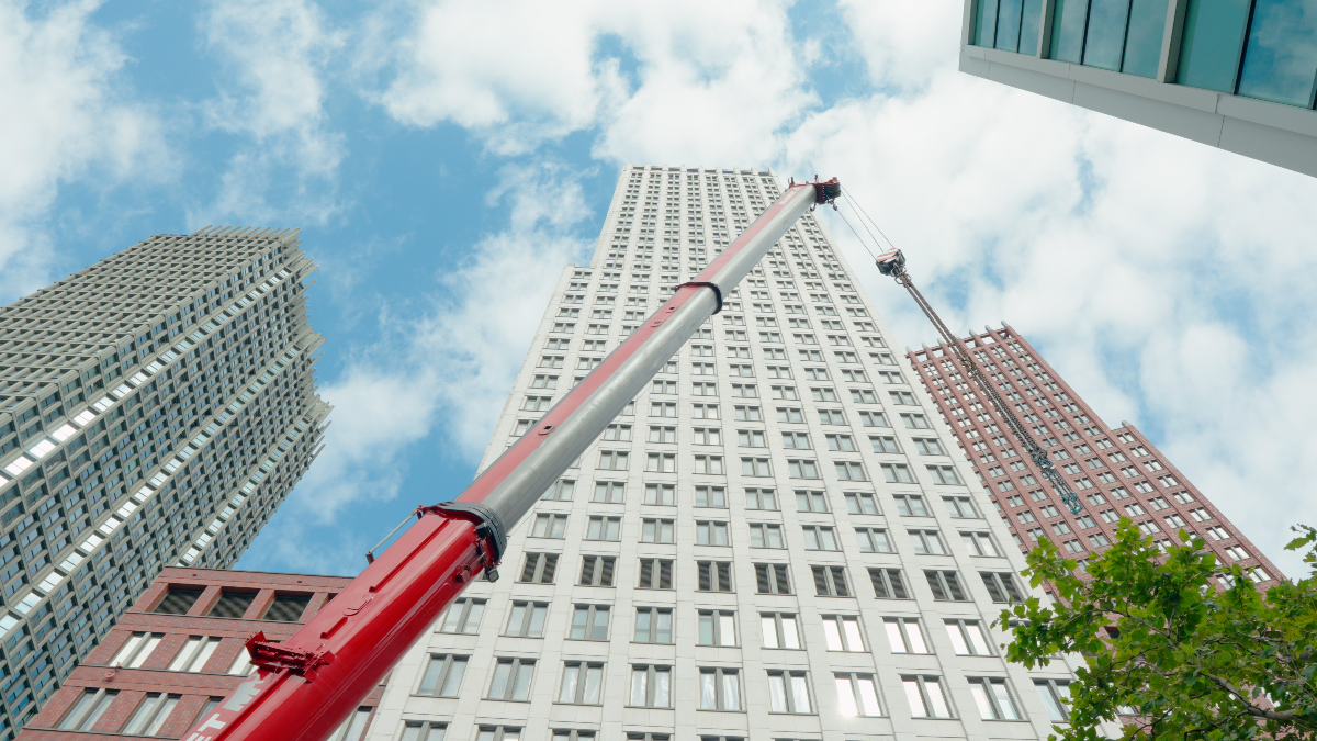 Mammoet manages Hague BMU replacement in tight urban site Mammoet manages Hague BMU replacement in tight urban site