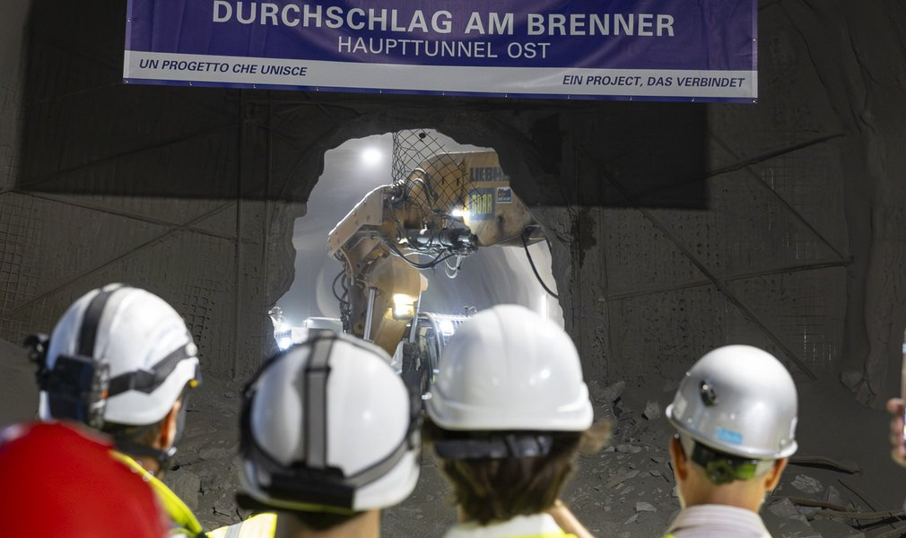 Brenner main tunnels break through border