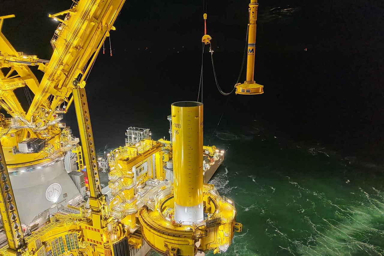 OranjeWind installs first offshore monopile OranjeWind installs first offshore monopile