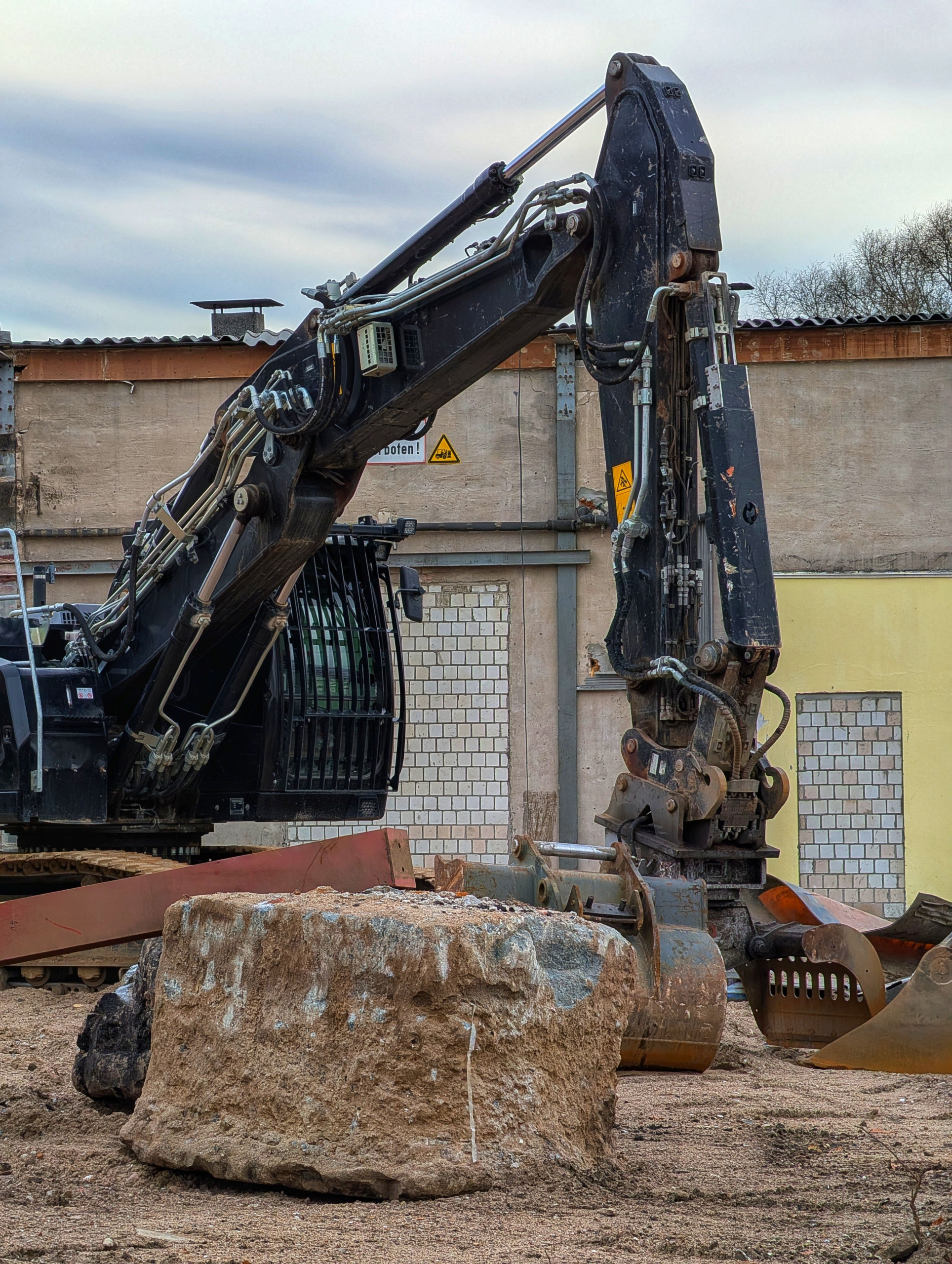 Select expands Xwatch safety rollout across JCB fleet