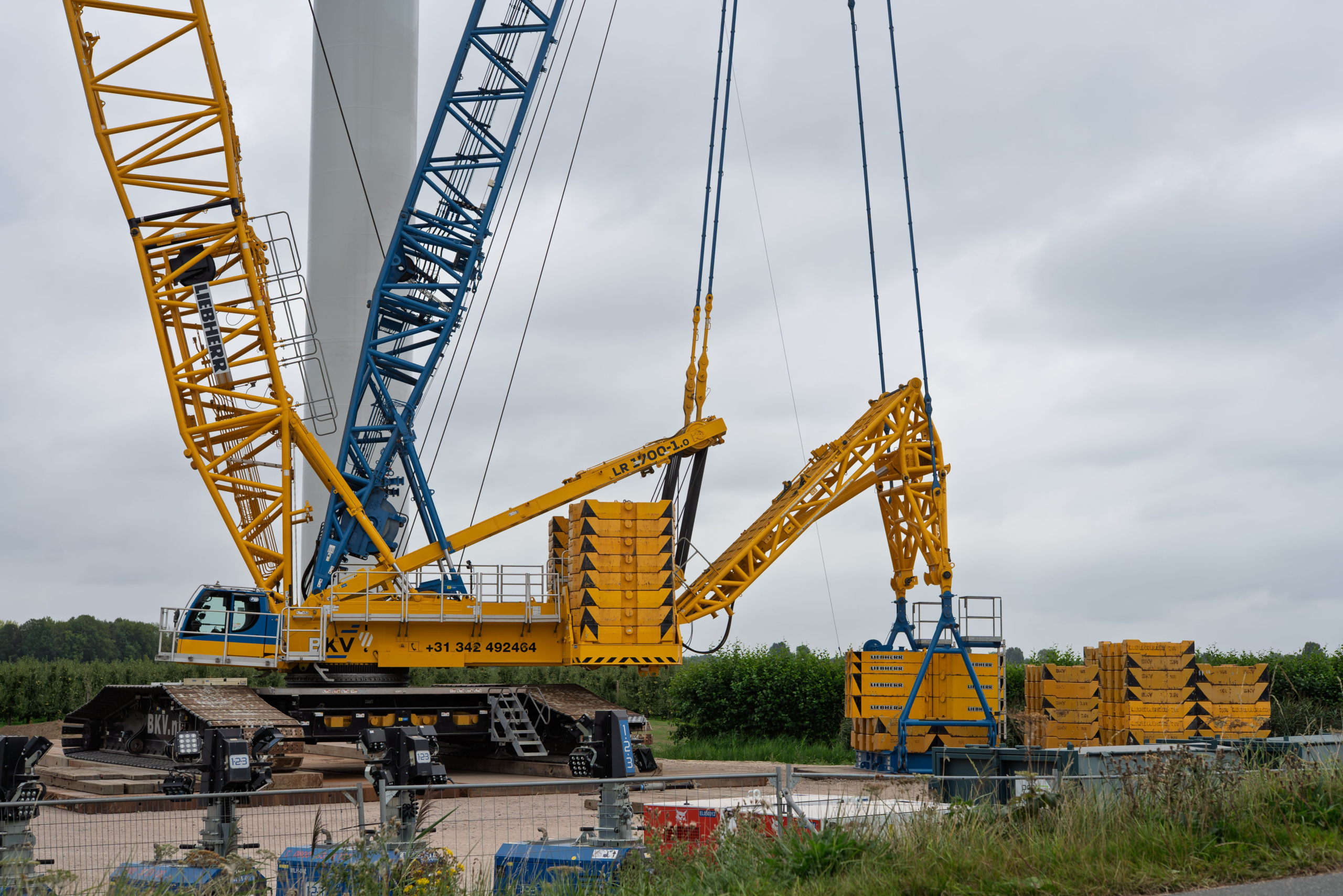Liebherr electric crawler crane installs Dutch sluice sheet piles